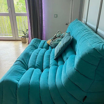 Фото бескаркасного дивана в современной гостиной. Отзыв покупателя с оценкой 5 из 5 звезд